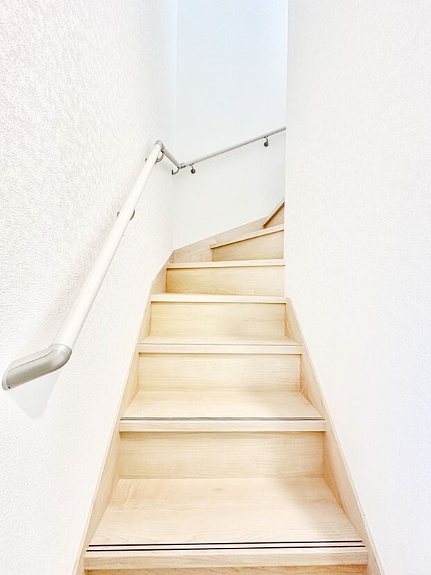 小さなお子さまやご年配の方に嬉しい配慮!階段には手摺付きです。