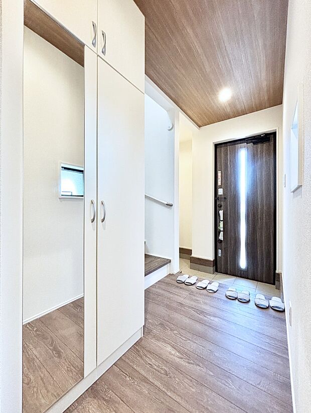 ミラー付きシューズボックスはお出かけ前の身だしなみチェックに便利