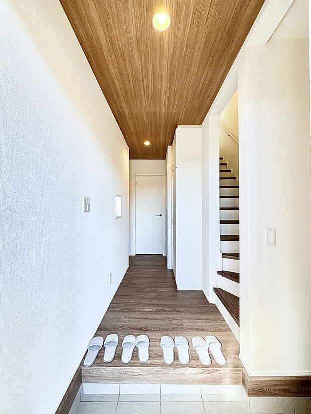 明るい玄関はお客様をお出迎えするのにぴったりです！ 