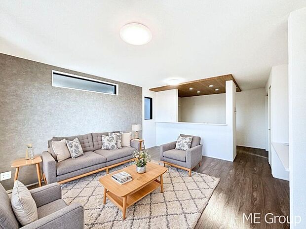 アクセントクロスがお洒落なリビング。家族でのんびりくつろげる広々スペース。　※家具はCGです