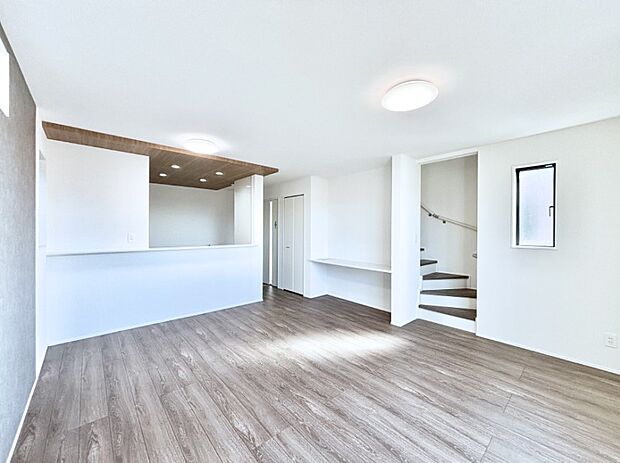 内装「ただいま」「おかえり」家族とのコミュニケーションが深まるリビングイン階段。 