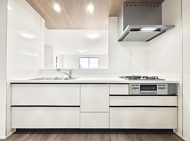 リビングを見渡せる人気のカウンターキッチン。 家族を見守りながら家事をすることができます。