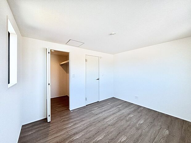 ウォークインクローゼットがあるお部屋。季節ごとの入れ替えも不要で便利です！