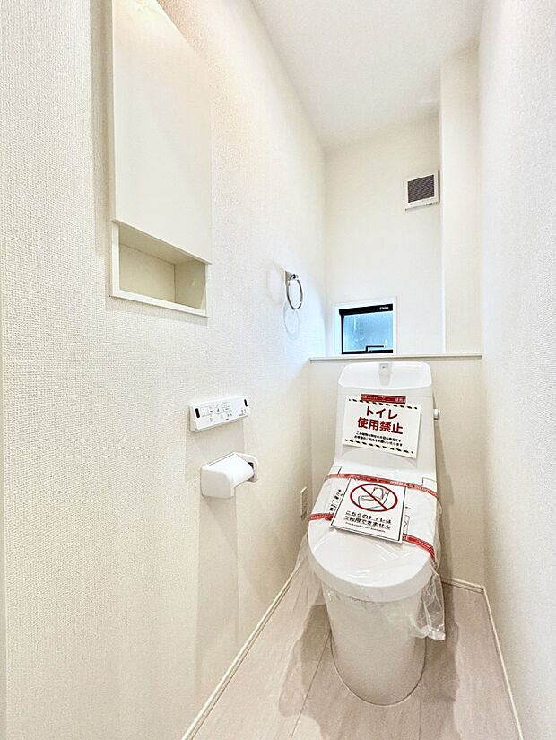 換気用小窓があり、明るく清潔な空間です。 