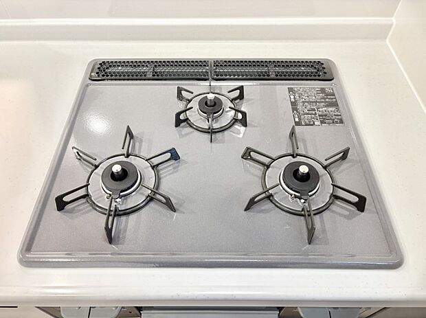 ガスコンロはＳｉセンサー搭載。火力調節や焦げ付き・消し忘れも防いでくれます。