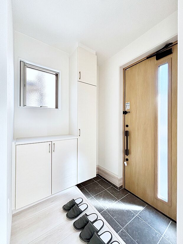 明るい玄関はお客様をお出迎えするのにぴったりです！ 