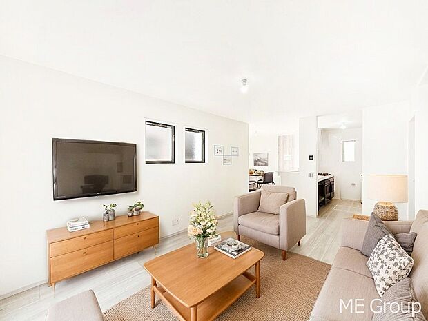 家族の和やかな会話が聞こえてきそう。開放感のあるリビングです。※家具はCGです