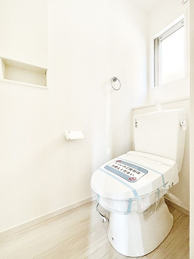 明るく清潔感のあるトイレです。