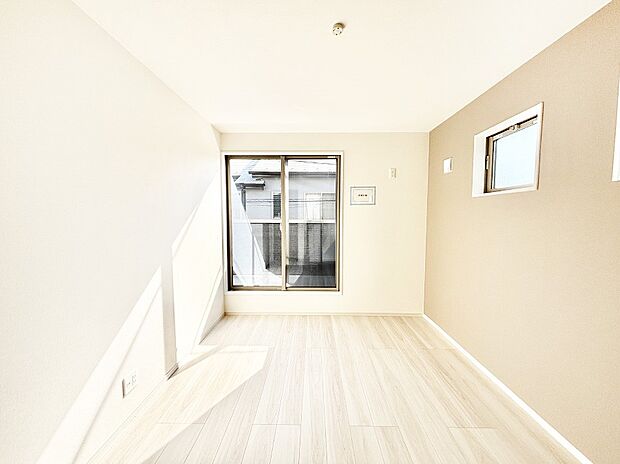 バルコニーが開放感をプラスしてくれる洋室