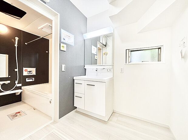 身支度もスムーズにおこなえる脱衣場。  