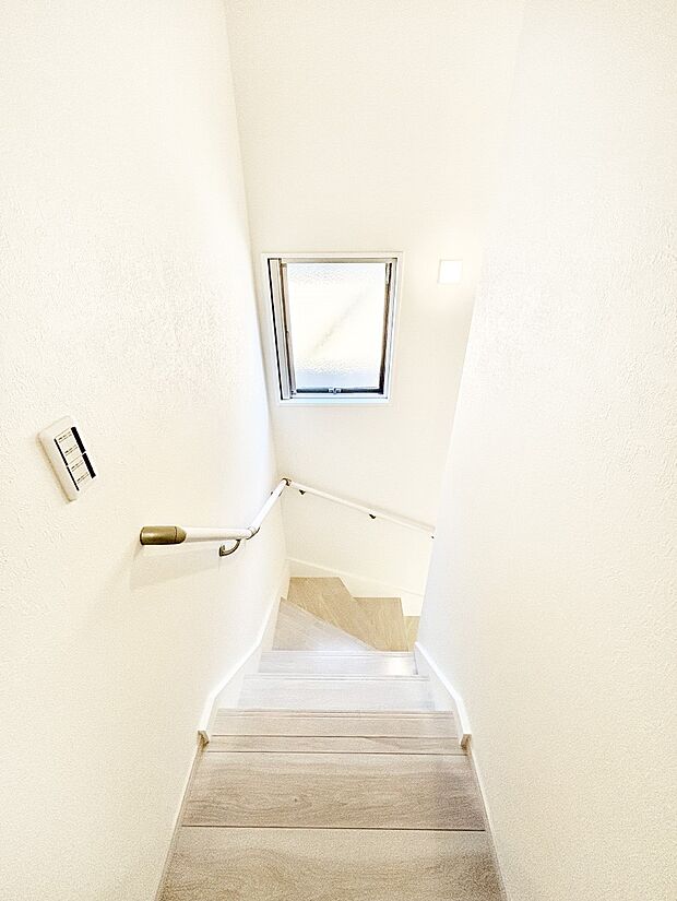 安全性を考慮し階段には手すりを設置しています