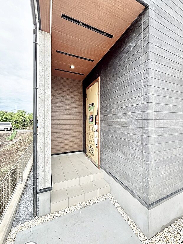 玄関前は雨が降っても濡れにくい屋根付き
