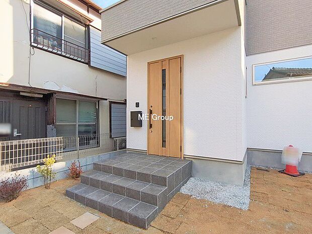 大切な家族、来客を出迎える玄関。玄関前は屋根付きで雨が降っていても濡れにくいです。