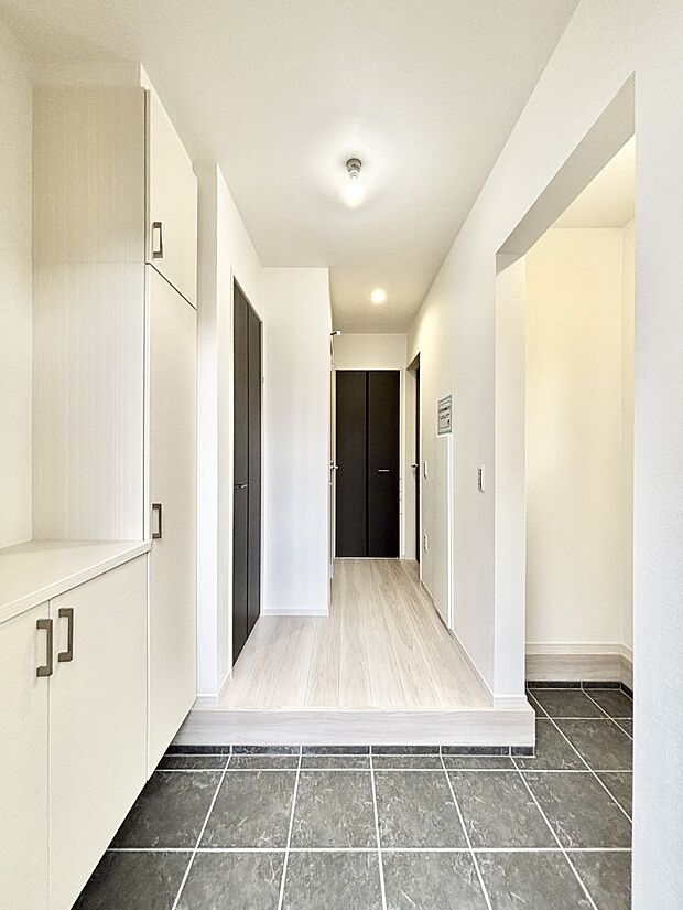 明るい玄関はお客様をお出迎えするのにぴったりです!