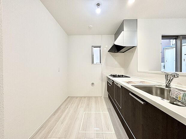 爽やかな風が通り抜けるキッチン。窓があるので明るく換気にも役立ちます。