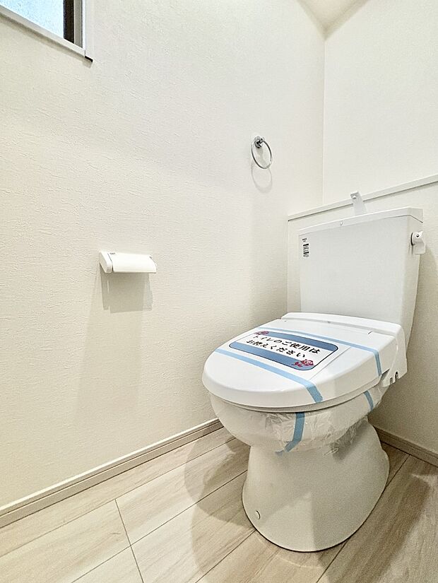 トイレは1階と2階それぞれに配置されていてとても便利です。温水洗浄機能付きです。