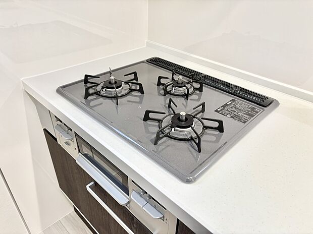 ガスコンロはSiセンサー搭載。火力調節や焦げ付き・消し忘れも防いでくれます。