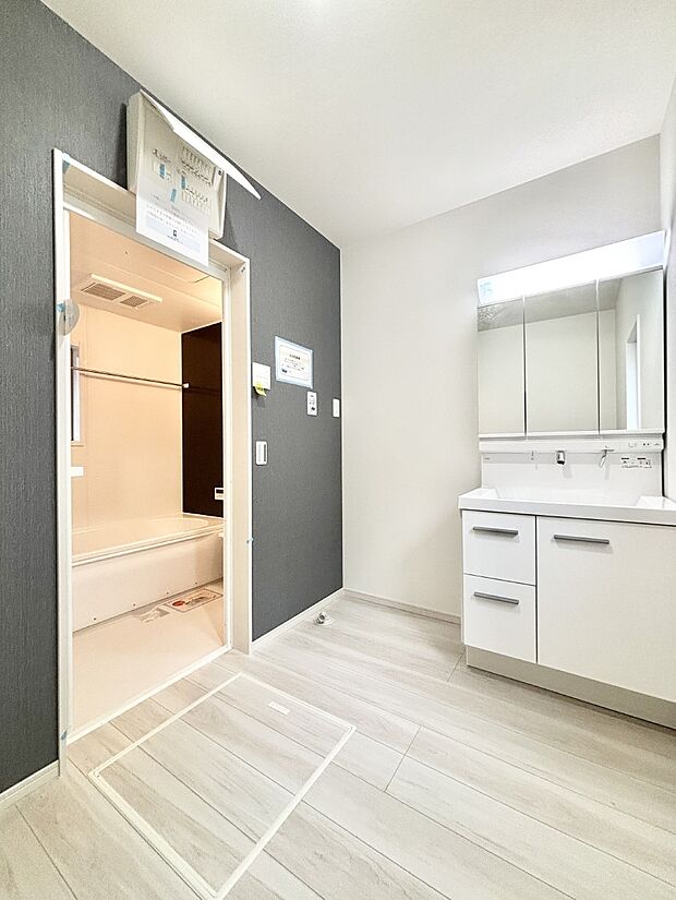 清潔感ある洗面化粧室で朝の身支度も快適  