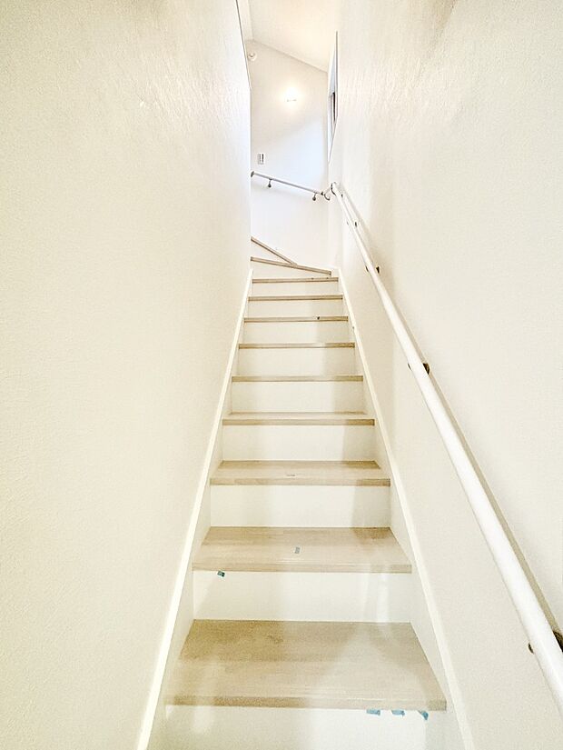 階段は手すり付きなので小さなお子さまやご高齢の方も安心です