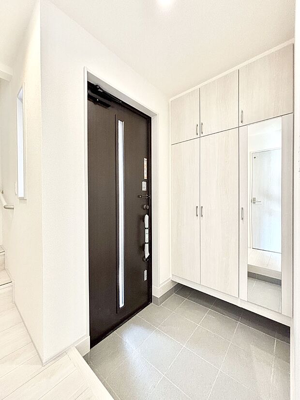 明るい玄関はお客様をお出迎えするのにぴったりです!