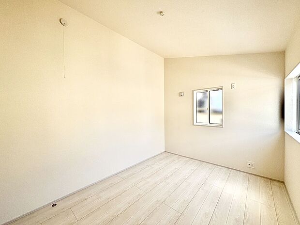 2面採光で気持ちよく自然光が取り入れられるのでお子様のお部屋にもピッタリ