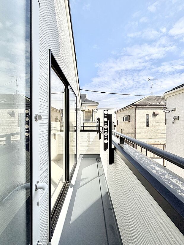 南向きのバルコニー!ご家族の洗濯物はもちろん、お布団もたっぷり干せます!