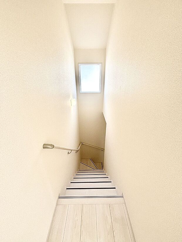 安全性を考慮し階段には手すりを設置しています