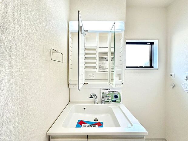 三面鏡の裏に、化粧品や衛生用品などを収納可能。洗面台をすっきりと保ちます！