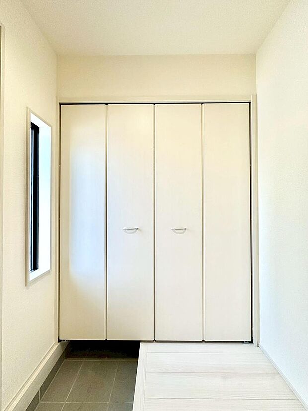 たっぷり収納できるシューズボックスで家族全員の靴も、玄関すっきり。  