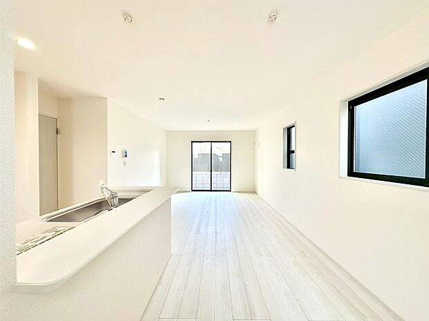 明るい陽光が注ぎ、寛ぎの雰囲気に満たされるダイニング。   