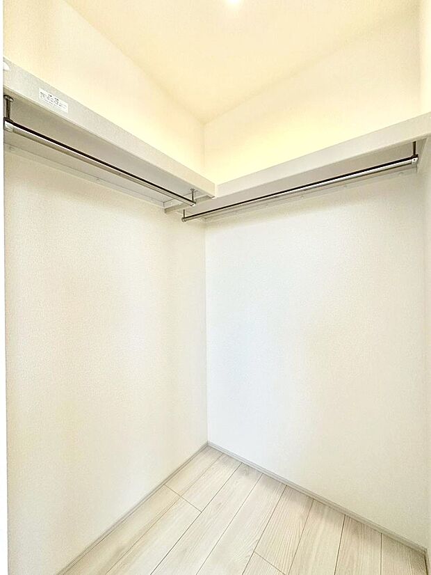 衣類をハンガーに掛けたまま収納できるWIC。衣類の整理整頓がしやすくて便利です！