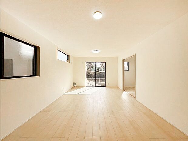 明るい陽光が注ぎ、寛ぎの雰囲気に満たされるリビング・ダイニング。