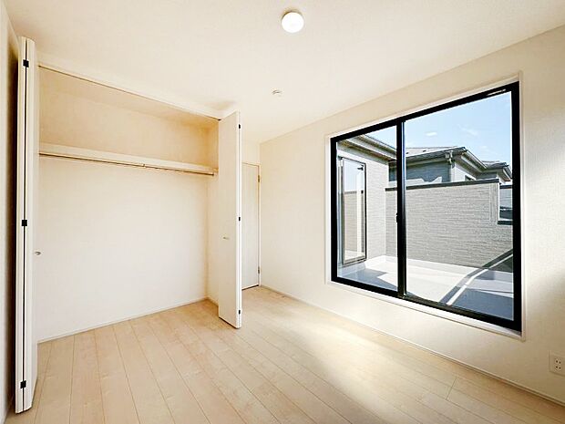 明るいバルコニーサイドに洋室を設置。目覚めの良い寝室に。