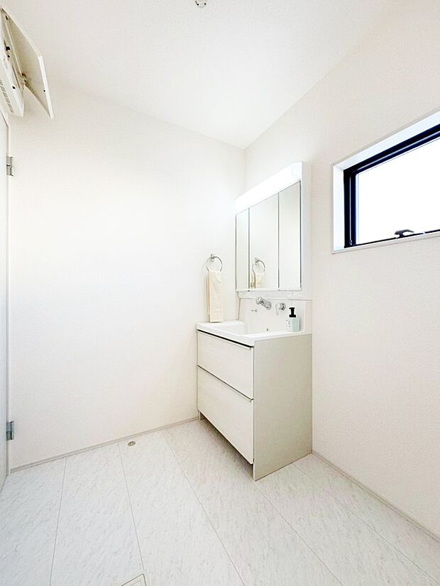 清潔感溢れるホワイトカラーを基調としたランドリースペース