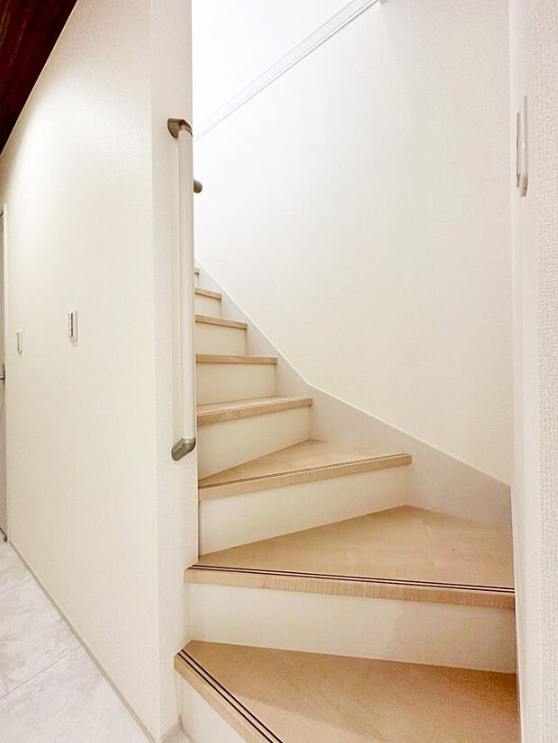 安全性を考慮し階段には手すりを設置しています