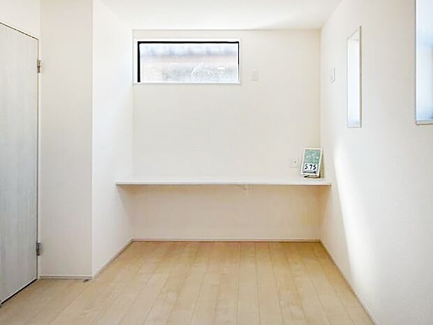 洋室にあるカウンター!勉強や在宅ワークに便利です。