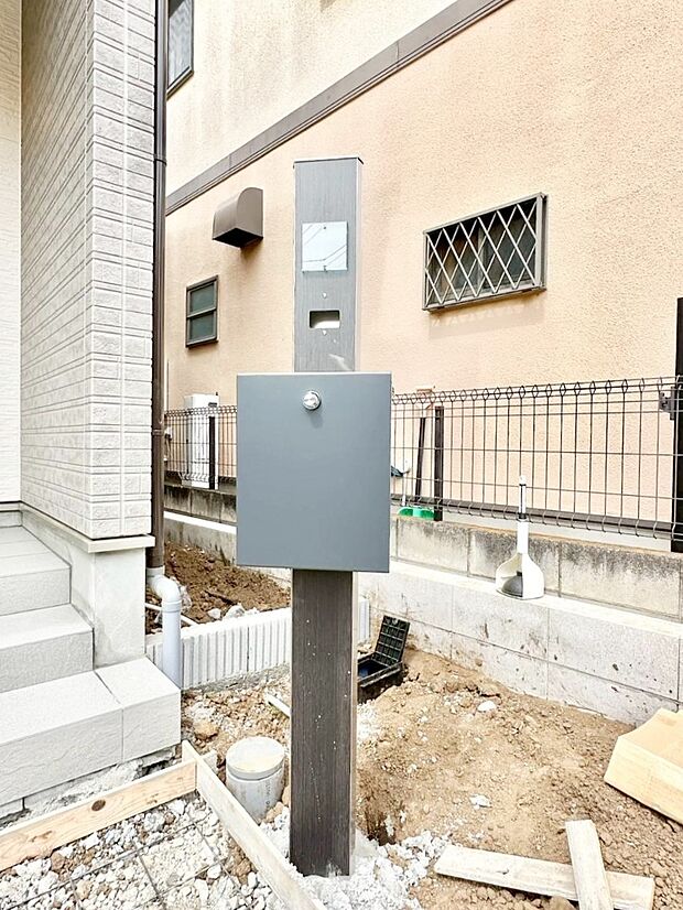 表札・インターホン・ポストをひとつに集約。エントランスになじむシンプルデザイン。