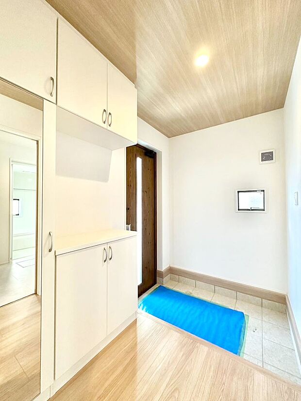 明るい玄関はお客様をお出迎えするのにぴったりです！ 