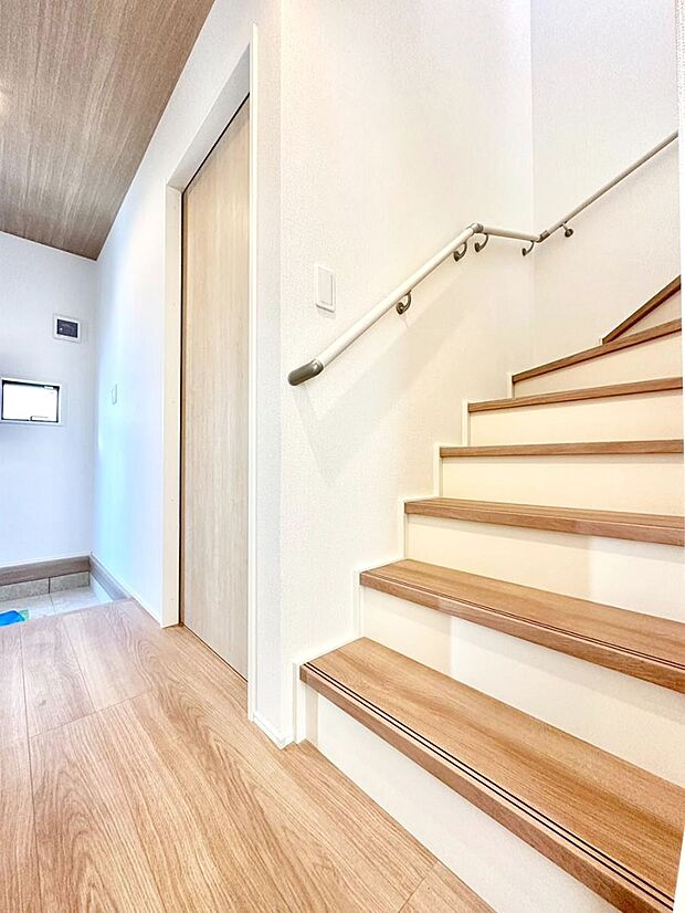 安全性を考慮し階段には手すりを設置しています