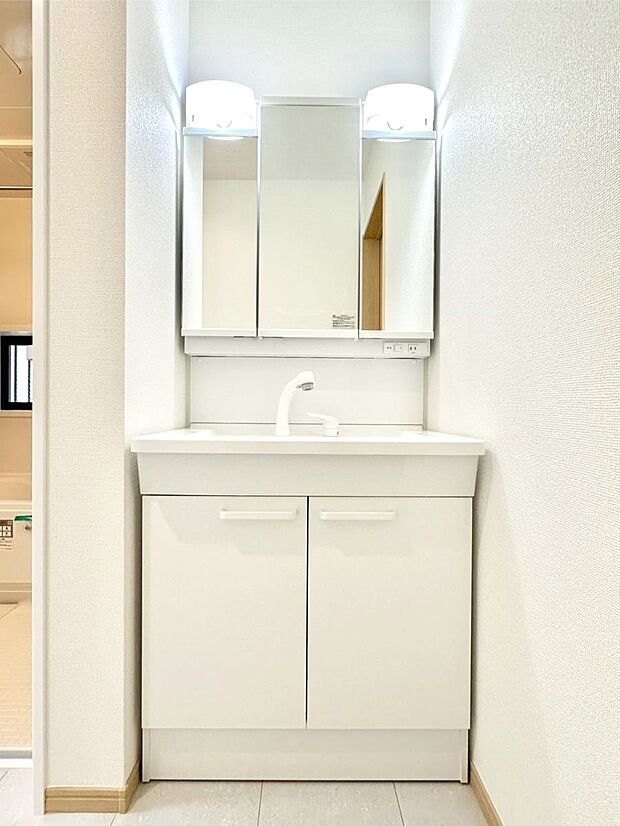 大きく見やすい三面鏡で清潔感ある洗面台は、身だしなみチェックや肌のお手入れにおすすめです。