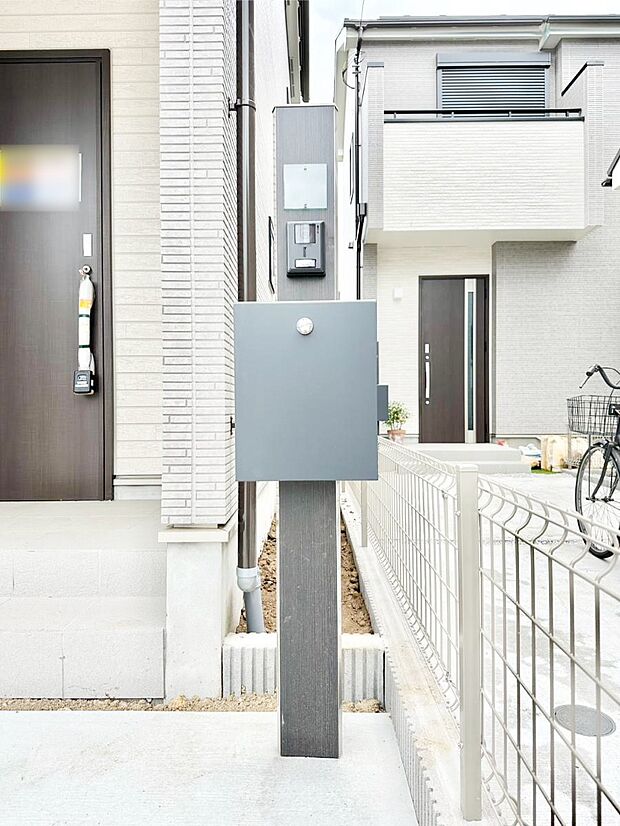 シンプルなデザインのポスト