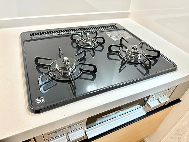 ガスコンロはSiセンサー搭載。火力調節や焦げ付き・消し忘れも防いでくれます。