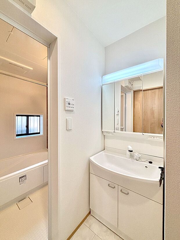 明るい洗面所は毎朝の身支度も楽しくできちゃいそうです。