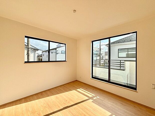 バルコニーが開放感をプラスしてくれる洋室