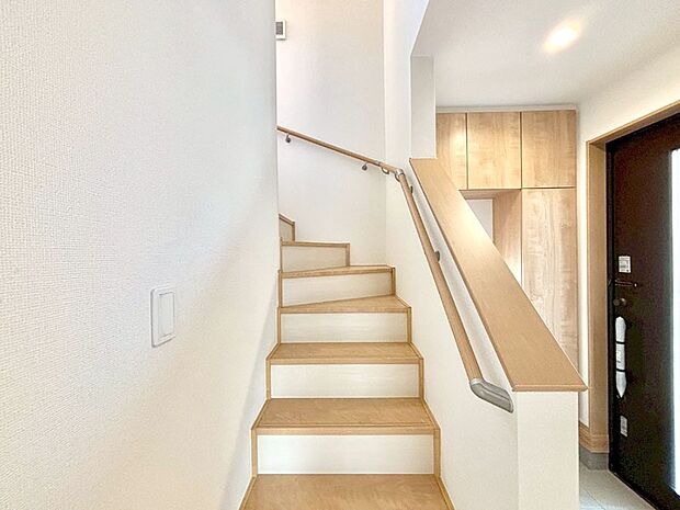 安全性を考慮し階段には手すりを設置しています