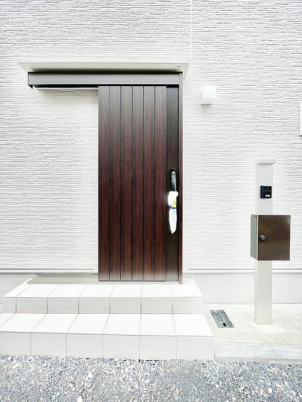 大切な家族、来客を出迎える玄関。