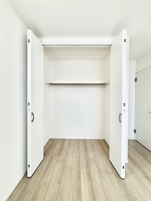 洋室のクローゼット。奥行きがあるので厚手の衣類もすっきり収まります。