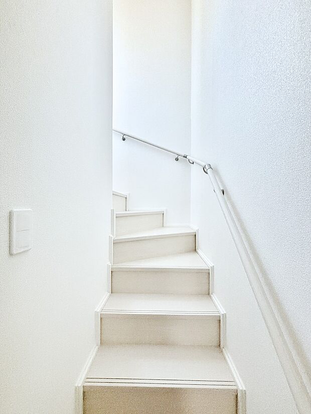 階段は手すり付きなので小さなお子さまやご高齢の方も安心です