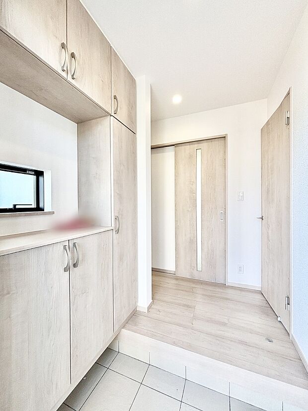 飾り棚を利用して、お越しいただくお客様をおもてなしできます。