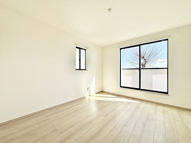 窓からのやさしい光が心地よいプライベートルーム